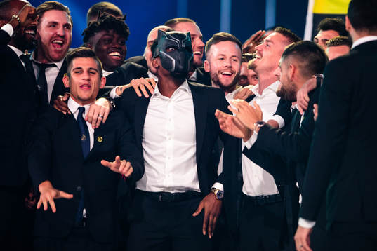 s spelare jublar på scen under Fotbollsgalan den 12 november 2018 i Stockholm. 