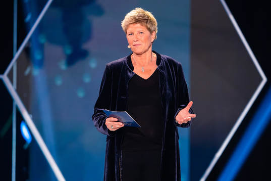 Elisabeth Leidinge delar ut priset Årets målvakt