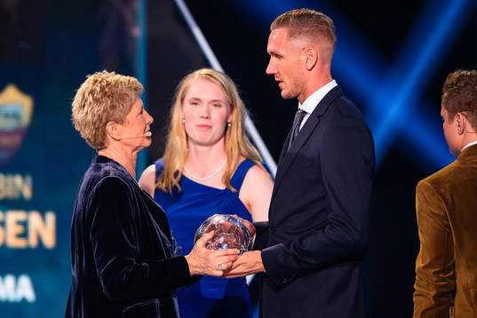 Robin Olsen och Hedvig Lindahl tilldelas Årets målvakt av