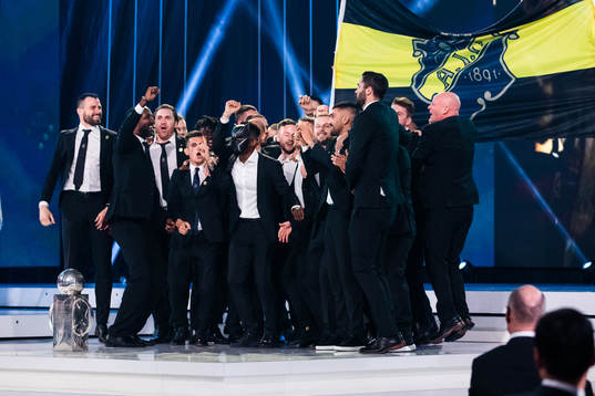 s spelare jublar på scen under Fotbollsgalan den 12 november 2018 i Stockholm. 
