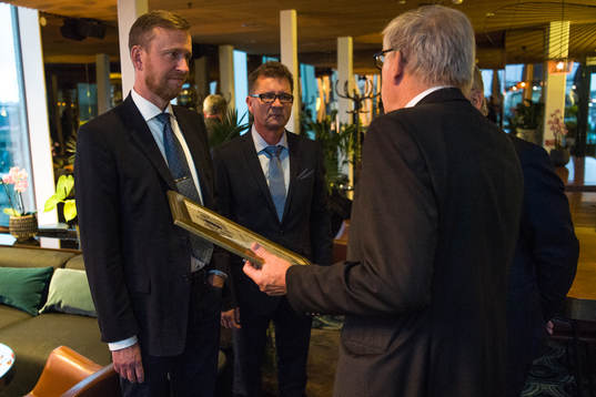 Anders Heimer och Lennart Lummi från Sundsvalls DFF mottar