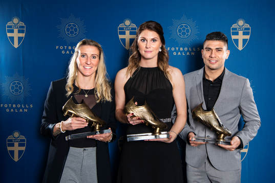 Årets Skyttekung Damallsvenskan, Anja Mittag, Årets Skyttedrottning Allsvenskan, Paulinho, och Årets Skyttedrottning Elitettan, Sandra Lagerbratt, poserar för en gruppbild