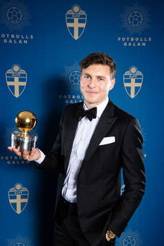 Vinnaren av Guldbollen 2018, Victor Nilsson Lindelöf, poserar för ett porträtt