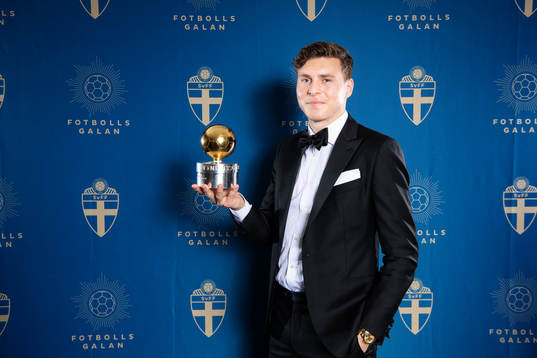 Vinnaren av Guldbollen 2018, Victor Nilsson Lindelöf, poserar för ett porträtt