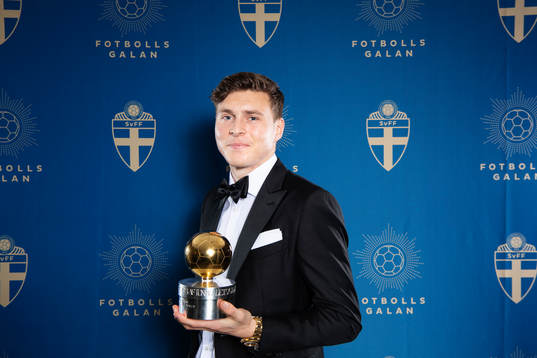 Vinnaren av Guldbollen 2018, Victor Nilsson Lindelöf, poserar för ett porträtt