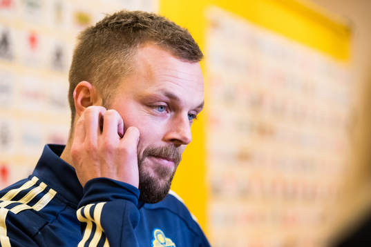 Sveriges Sebastian Larsson i den mixade zonen
