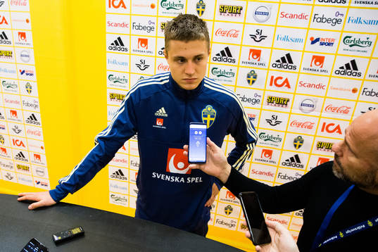 Sveriges Mattias Svanberg i den mixade zonen