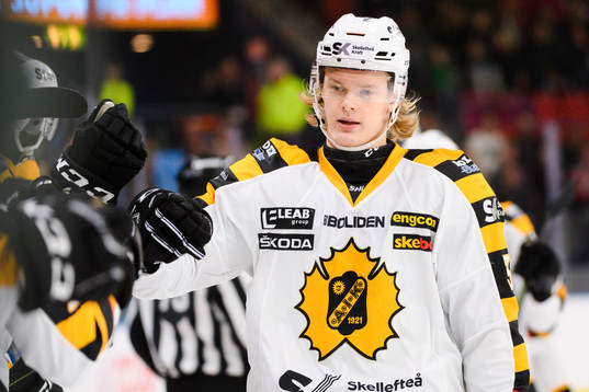 Skellefteås Albin Eriksson jublar med lagkamrater
