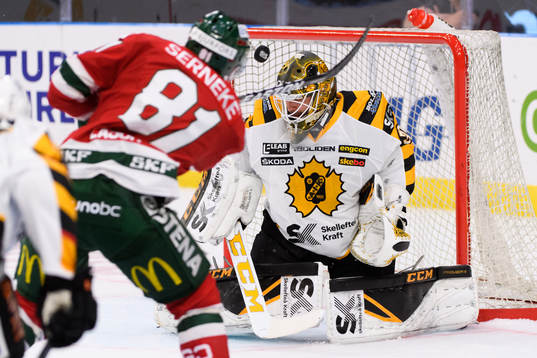 Frölundas Ryan Lasch skjuter mot Skellefteås målvakt