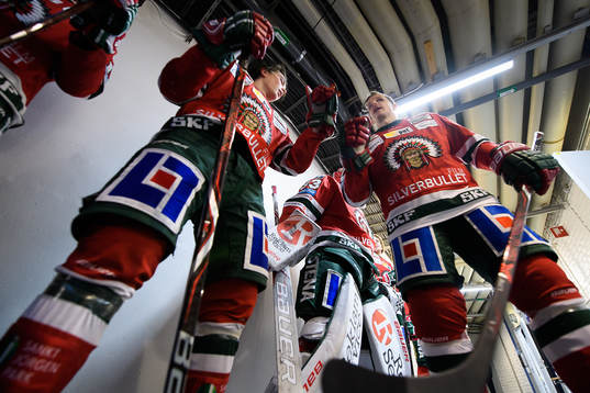 Frölundas Oliwer Fjällström och Max Friberg innan