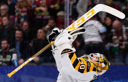 Skellefteås målvakt Gustaf Lindvall jublar