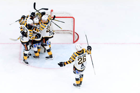 Skellefteåspelarna jublar