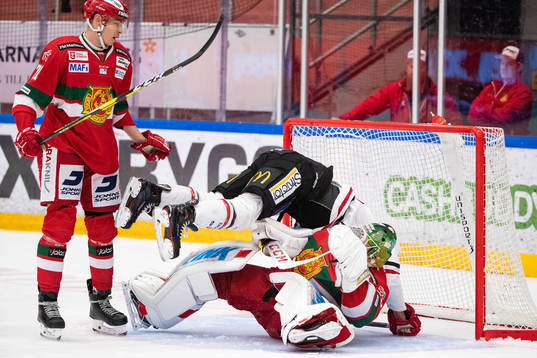 Örebros Anton Hedman åker in i Moras målvakt Isak Wallin