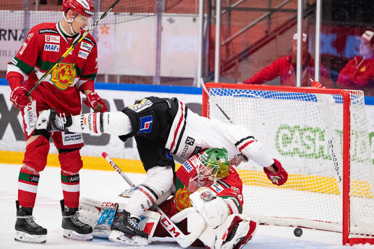 Örebros Anton Hedman åker in i Moras målvakt Isak Wallin