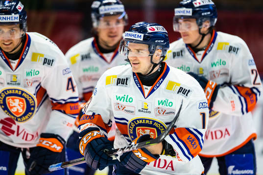 Växjös Julius Junttila jublar med lagkamrater