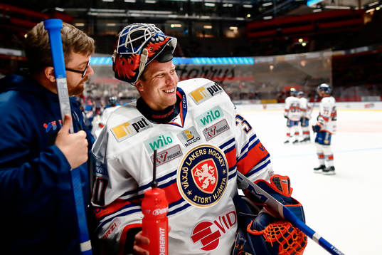 Växjös målvakt Viktor Fasth jublar