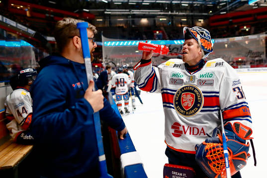 Växjös målvakt Viktor Fasth dricker