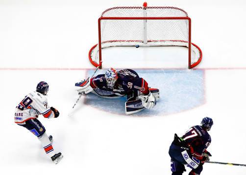 Linköpings målvakt Jonas Gustavsson släpper in mål 1-2