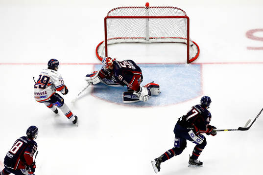 Linköpings målvakt Jonas Gustavsson släpper in mål 1-2