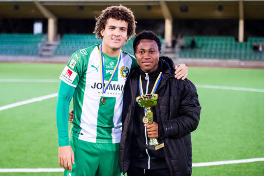 Hammarbys Neto Borges och Abdul-Halik Hudu med pokalen