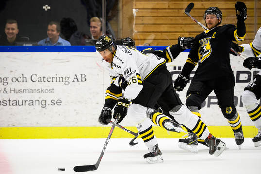 s Oscar Nord tar sig förbi Panterns Nicklas Jadeland