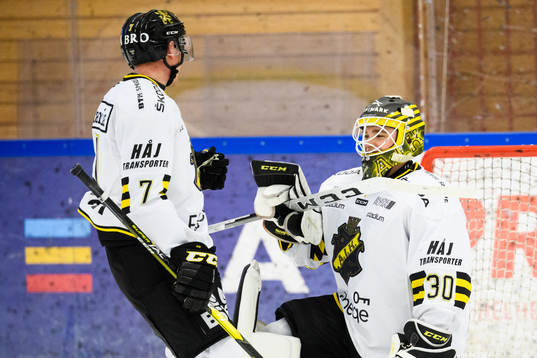 s målvakt Erik Källgren jublar med Filip Windlert på