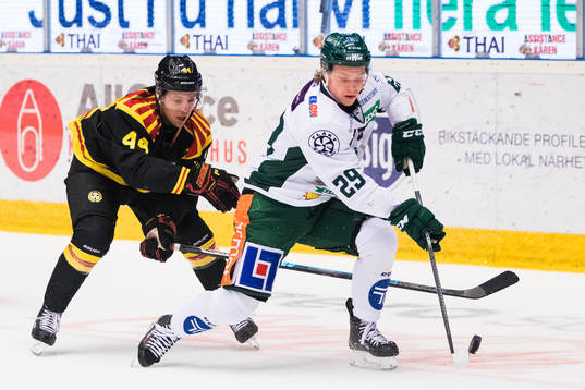 Brynäs Jacob Blomqvist i kamp om pucken med Färjestads