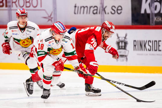 Moras Emil Aronsson och Timrås Ludvig Rensfeldt i kamp om