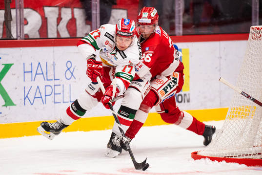 Moras Michael Keränen och Timrås Hampus Larsson i kamp om