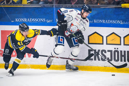 s Johan Johnsson och Linköpings Viktor Svedberg i kamp om