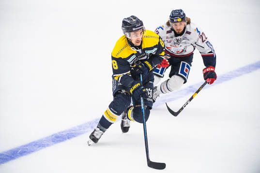 s Nils Andersson och Linköpings Adam Brodecki i kamp om