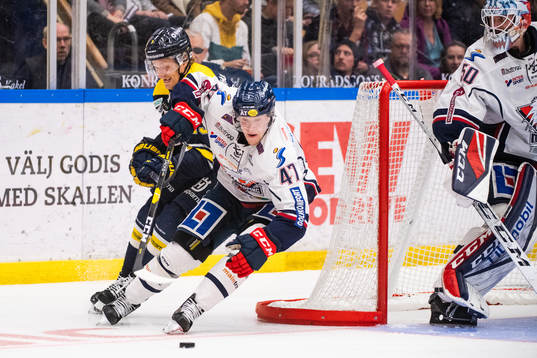 s Oscar Sundh jagar Linköpings Anton Karlsson