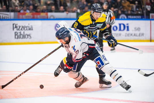 s Kristofer Berglund i kamp om pucken