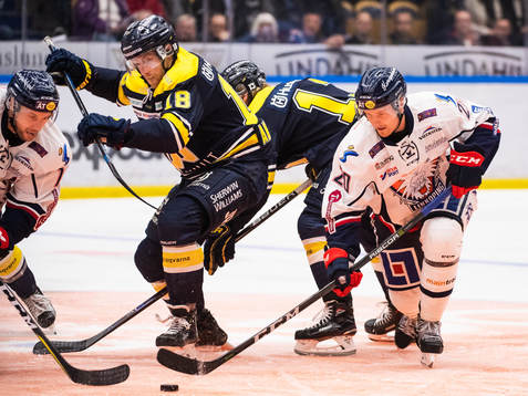 s Joakim Andersson och Linköpings Nick Sörensen i kamp om