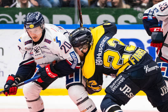 s Robin Figren i kamp om pucken