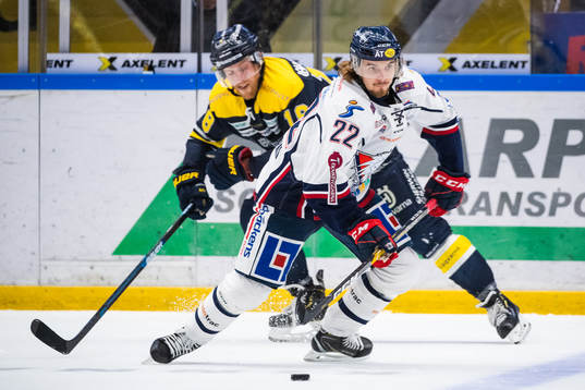 s Joakim Andersson och Linköpings Adam Brodecki i kamp om