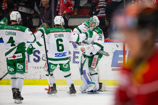 Rögles målvakt Ville Kolppanen jublar