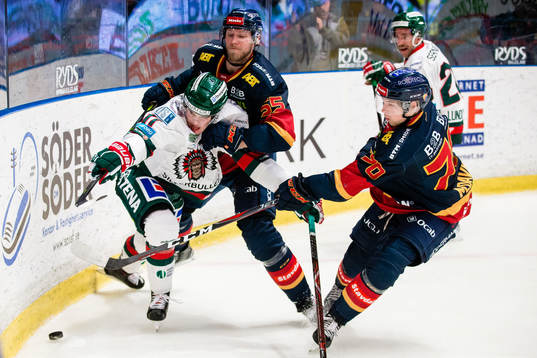 Frölundas Samuel Fagemo i kamp om pucken Djurgårdens