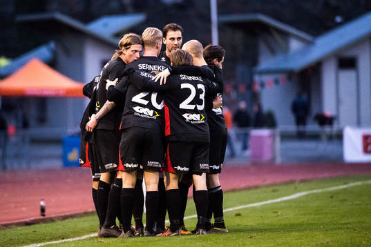 Trollhättan jublar efter att Trollhättans Pelle Ödlund gjort 2-2