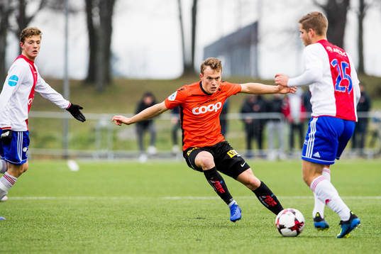 Nikolai Harris of Åsane and Tobias Collett of KFUM