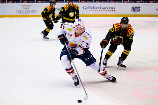 Djurgårdens Albin Lundin  i kamp om pucken Brynäs Ryan