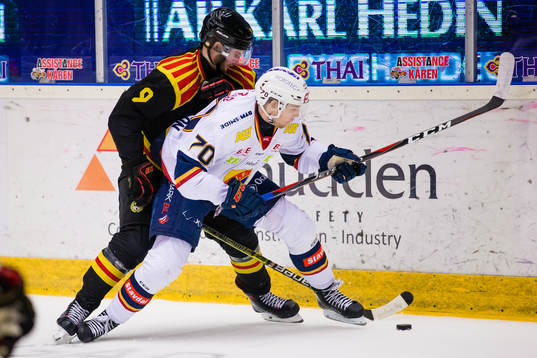 Djurgårdens Marcus Davidsson i kamp om pucken Brynäs