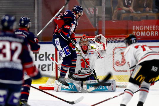 Linköpings James Wright och Örebros målvakt Eero