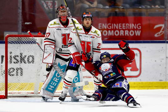 <Örebros målvakt Eero Kilpeläinen och Linköpings Jimmy