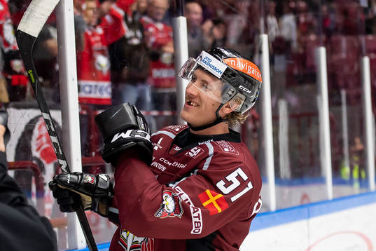 Malmö Redhawks Emil Sylvegård jublar