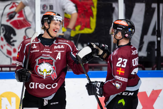 Malmö Redhawks Emil Sylvegård jublar med Christoffer