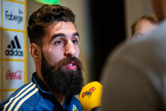 Jimmy Durmaz blir intervjuad i den mixade zonen med Sveriges fotbollslandslag den 18 november 2018 i Stockholm. 