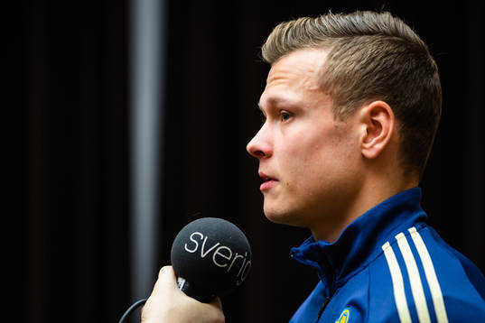 Victor Claesson blir intervjuad i den mixade zonen med Sveriges fotbollslandslag den 18 november 2018 i Stockholm. 