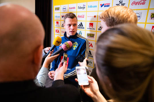 Victor Claesson blir intervjuad i den mixade zonen med Sveriges fotbollslandslag den 18 november 2018 i Stockholm. 