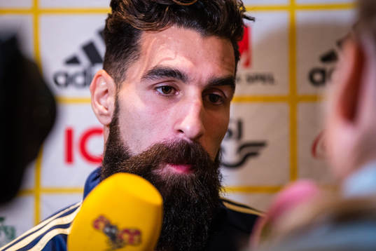 Jimmy Durmaz blir intervjuad i den mixade zonen med Sveriges fotbollslandslag den 18 november 2018 i Stockholm. 